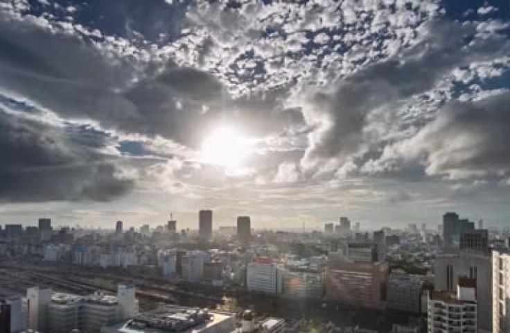 Photo aérienne d'une ville avec building, nuages et soleil
