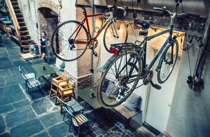 ESS, circuits courts, coopération, alimentation, transition énergétique, habitat Vélo accroché au dessus d'un magasin