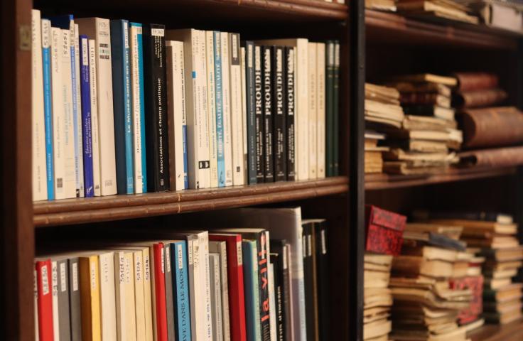 Etagères de la bibliothèque du Cédias musée social