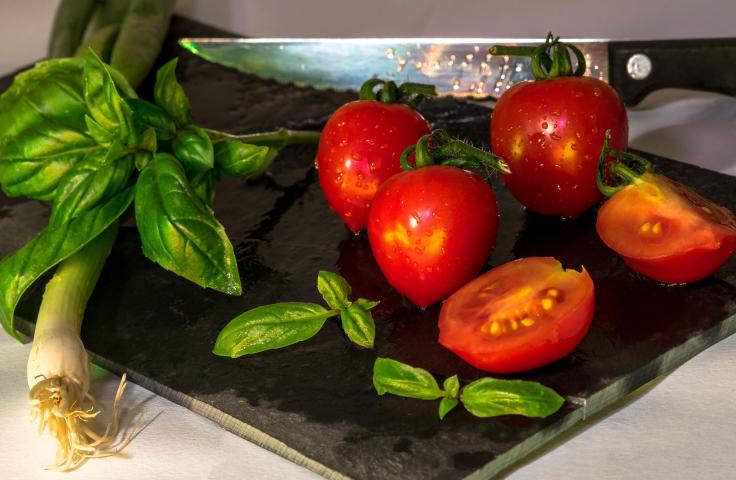 tomates cerise, basilic et poireau