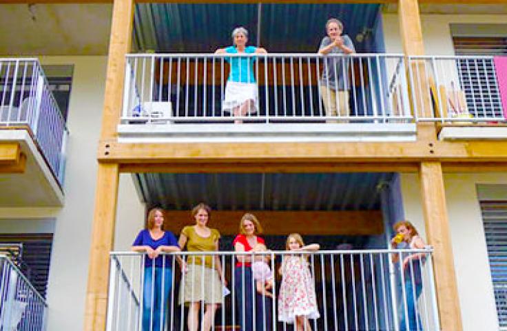 Habitants et habitants à leur balcon