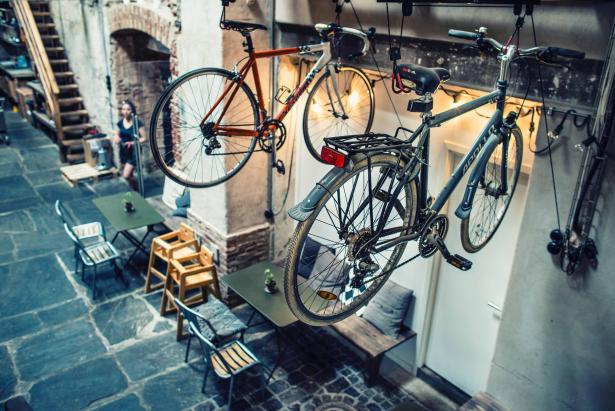 ESS, circuits courts, coopération, alimentation, transition énergétique, habitat Vélo accroché au dessus d'un magasin