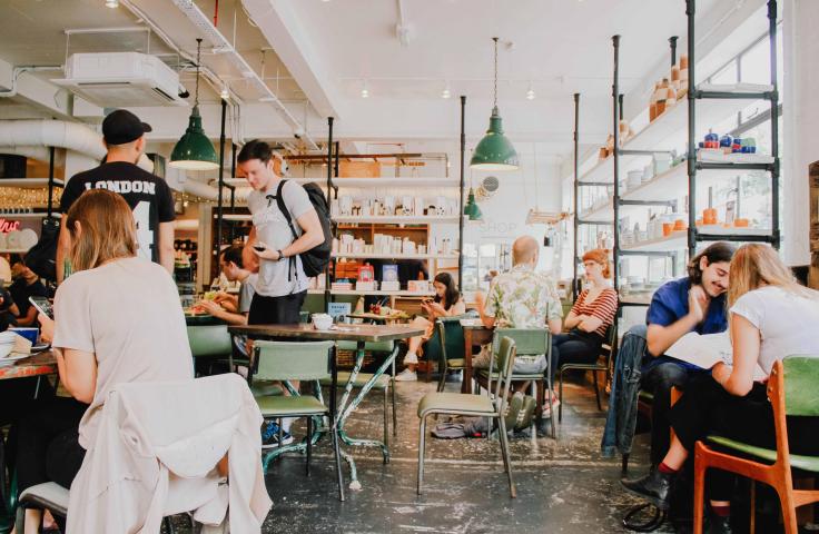 Personnes dans un café