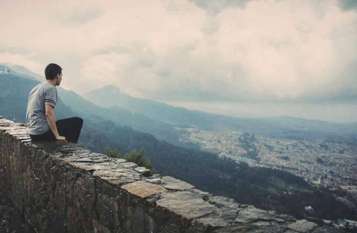 homme regardant un paysage de ville