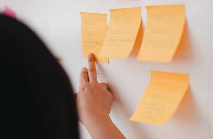 ESS, coopération, territoire, recherche, R&D Personnes devant des post-it