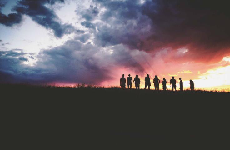 groupe de personnes regardant l'horizon