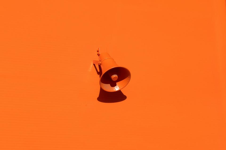 mégaphone orange.jpg mégaphone orange.jpg