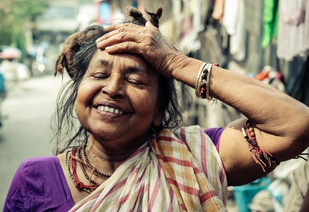 Femme indienne main sur la tête