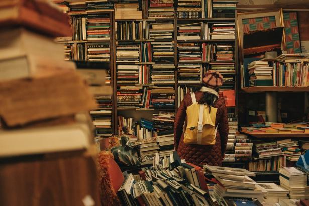 Femme dans une librairie