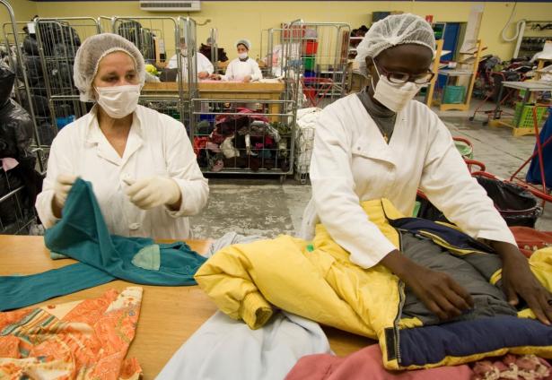 Deux personnes pliant des vêtements 