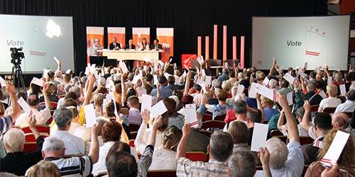 Foule avec les mains en l'air pour voter