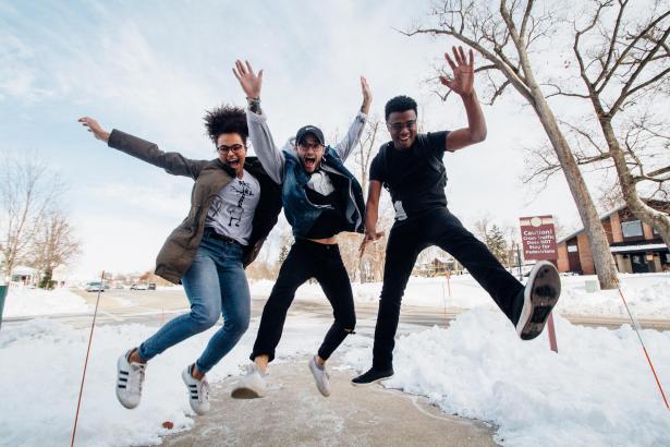 Trois jeunes sautant en l'air