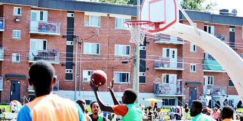 Jeunes jouant au basket