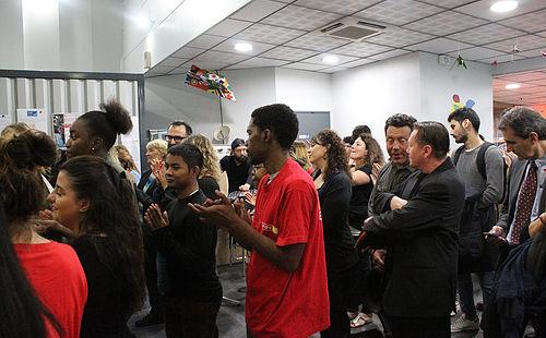 Groupe de personnes applaudissant