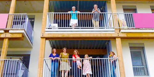 Habitants et habitants à leur balcon