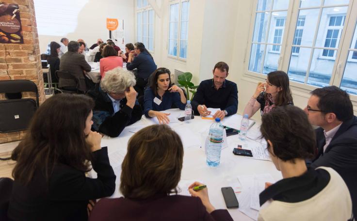 Personnes travaillant à une table