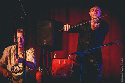 Deux musiciens sur scène