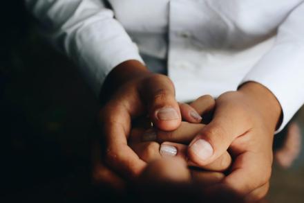 Une personne tenant les mains d'une autre